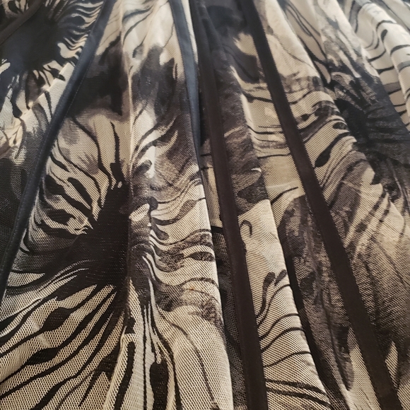 JS Collection Stunning Black And Gray Sunflowers On Mesh With Ribbons Running - Picture 3 of 9